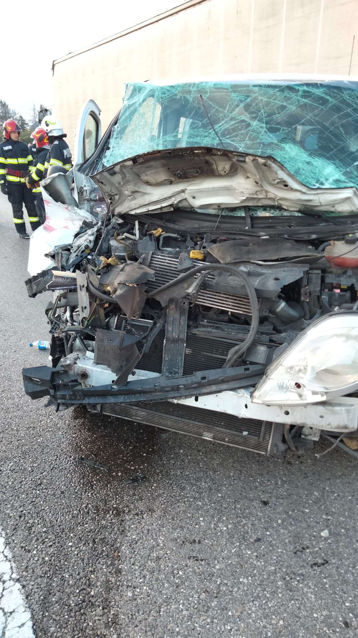 Accident violent pe Drumul NaÈ›ional 72, la Nisipuri! Patru persoane au ajuns la spital