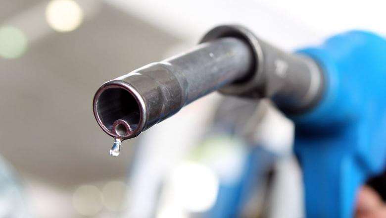 Prețul petrolului scade la nivel internațional, în timp ce în România prețul benzinei și motorinei crește