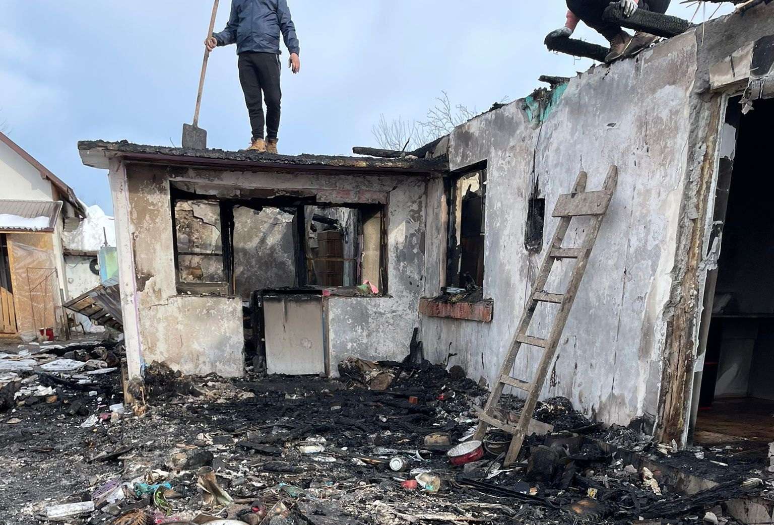 Un primar din Dâmbovița și-a donat salariul pentru o familie care a rămas fără acoperiș deasupra capului după ce un incendiu le-a distrus locuința: Haideți să arătăm că ne pasă