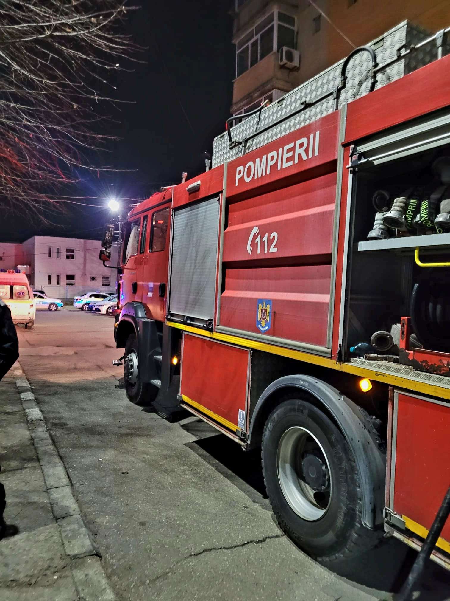 Alarmă în miez de noapte! 26 de persoane au fost evacuate din apartamente după ce un incendiu a cuprins casa scării 