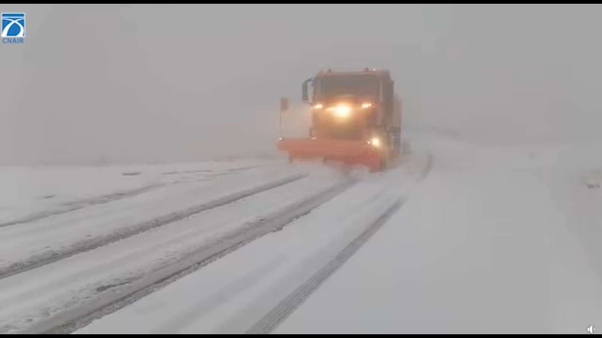 Coșmar alb pe Transfăgărășan: autoritățile închid drumul din cauza viscolului și zăpezii uriașe