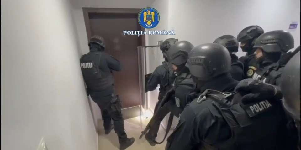 În pericol iminent: o mamă și copilul ei de un an, salvați într-o cursă contracronometru de polițiștii Capitalei