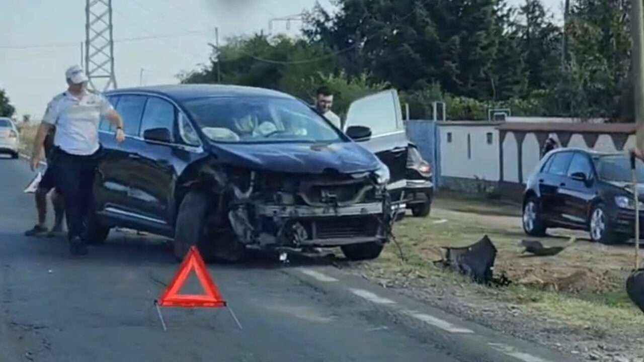 Impact violent pe DN 71, la Ilfoveni! Un șofer de 75 de ani a ajuns la spital după o coliziune