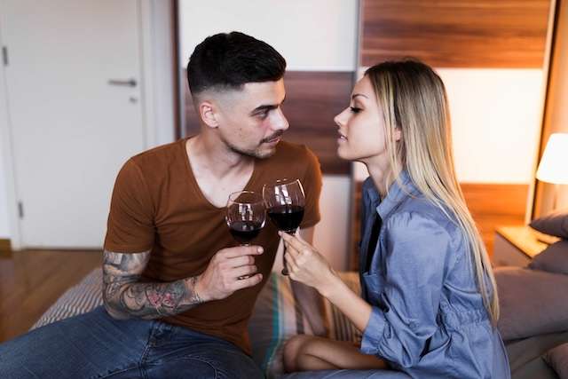 A crescut numărul tinerilor români care folosesc prezervativul la primul contact sexual, dar și al celor fac sex sub influența alcoolului