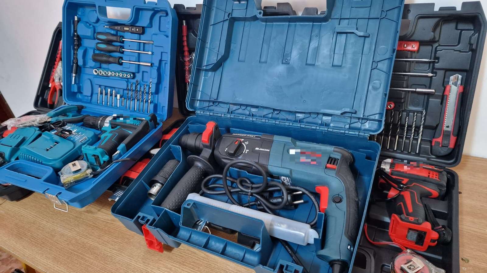 Truse cu unelte electrice, confiscate de jandarmi la Târgoviște. Un tânăr de 17 ani, depistat în timp ce oferea marfa trecătorilor